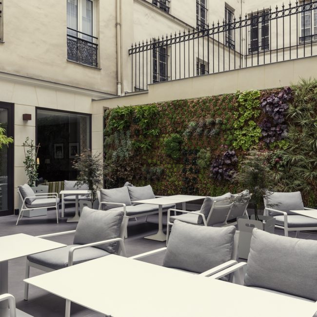 Avec notre jardin, nous vous proposons un écrin de verdure au coeur de Paris.